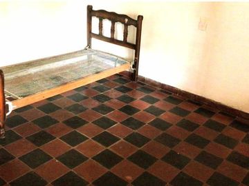 Casa en venta - 5 Dormitorios 2 Baños - Cochera - 250Mts2 - Colón