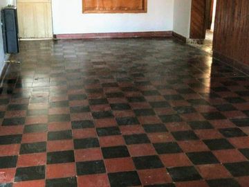 Casa en venta - 5 Dormitorios 2 Baños - Cochera - 250Mts2 - Colón