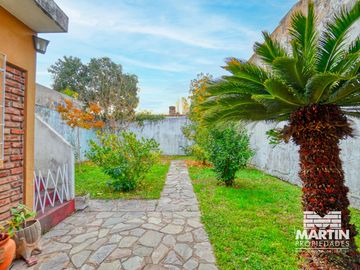Casa chalet en venta  en Beccar 5 ambientes con dependencia de servicio