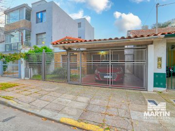 Casa chalet en venta  en Beccar 5 ambientes con dependencia de servicio