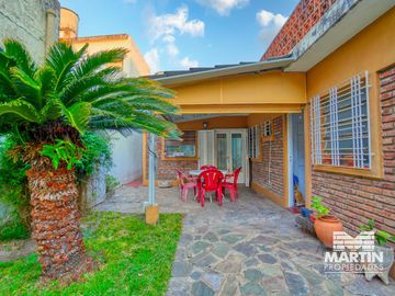 Casa chalet en venta  en Beccar 5 ambientes con dependencia de servicio