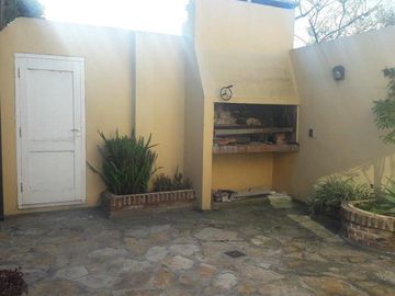 Chalet 5 amb. 3 baños, 330 m2 150m2 cub. San Cayetano.