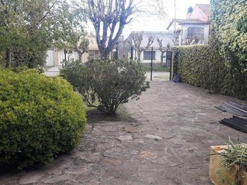 Chalet 5 amb. 3 baños, 330 m2 150m2 cub. San Cayetano.
