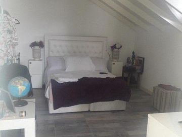 Chalet 5 amb. 3 baños, 330 m2 150m2 cub. San Cayetano.