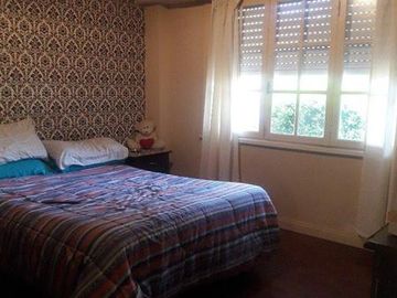 Chalet 5 amb. 3 baños, 330 m2 150m2 cub. San Cayetano.