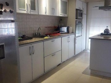 Chalet 5 amb. 3 baños, 330 m2 150m2 cub. San Cayetano.