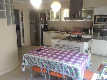 Chalet 5 amb. 3 baños, 330 m2 150m2 cub. San Cayetano.