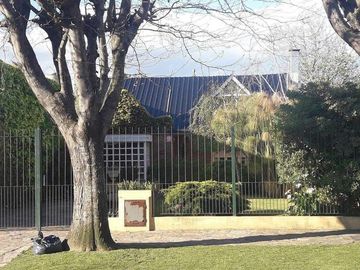 Chalet 5 amb. 3 baños, 330 m2 150m2 cub. San Cayetano.