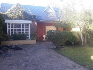 Chalet 5 amb. 3 baños, 330 m2 150m2 cub. San Cayetano.