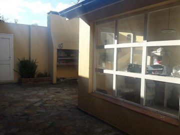 Chalet 5 amb. 3 baños, 330 m2 150m2 cub. San Cayetano.