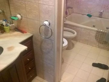 Casa en venta - 4 Dormitorios 4 Baños - Cocheras - 303Mts2 - Lanús