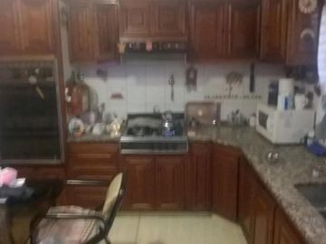 Casa en venta - 4 Dormitorios 4 Baños - Cocheras - 303Mts2 - Lanús