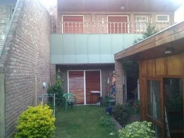 Casa en venta - 4 Dormitorios 4 Baños - Cocheras - 303Mts2 - Lanús