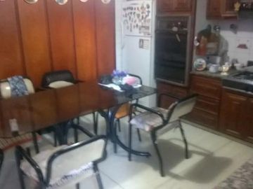 Casa en venta - 4 Dormitorios 4 Baños - Cocheras - 303Mts2 - Lanús