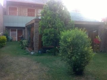 Casa en venta - 4 Dormitorios 4 Baños - Cocheras - 303Mts2 - Lanús