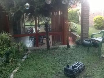Casa en venta - 4 Dormitorios 4 Baños - Cocheras - 303Mts2 - Lanús