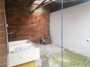 LUXA INMOBILIARIA VENDE CASA BARRIO AIDA LUCIA. ESQUINERA. BASICA