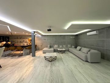 Casa Inteligente en Venta con Alberca, Ayamonte, Zapopan, Campo de golf.