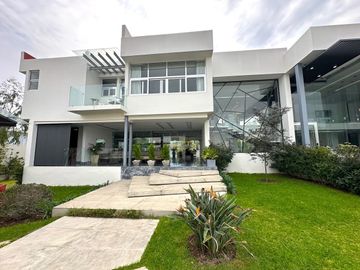 Casa Inteligente en Venta con Alberca, Ayamonte, Zapopan, Campo de golf.