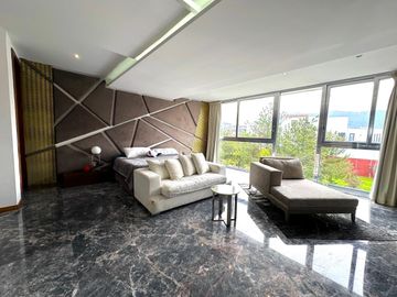 Casa Inteligente en Venta con Alberca, Ayamonte, Zapopan, Campo de golf.