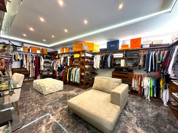 Casa Inteligente en Venta con Alberca, Ayamonte, Zapopan, Campo de golf.