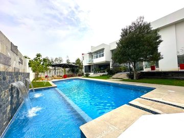 Casa Inteligente en Venta con Alberca, Ayamonte, Zapopan, Campo de golf.