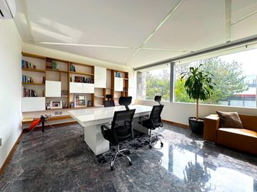 Casa Inteligente en Venta con Alberca, Ayamonte, Zapopan, Campo de golf.