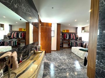 Casa Inteligente en Venta con Alberca, Ayamonte, Zapopan, Campo de golf.