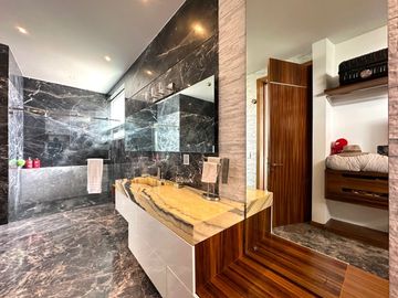 Casa Inteligente en Venta con Alberca, Ayamonte, Zapopan, Campo de golf.