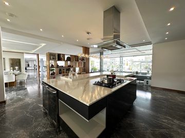 Casa Inteligente en Venta con Alberca, Ayamonte, Zapopan, Campo de golf.