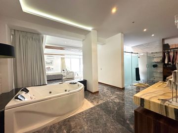 Casa Inteligente en Venta con Alberca, Ayamonte, Zapopan, Campo de golf.