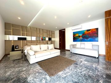 Casa Inteligente en Venta con Alberca, Ayamonte, Zapopan, Campo de golf.