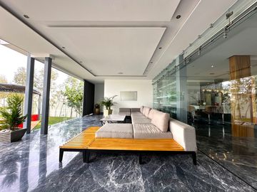 Casa Inteligente en Venta con Alberca, Ayamonte, Zapopan, Campo de golf.