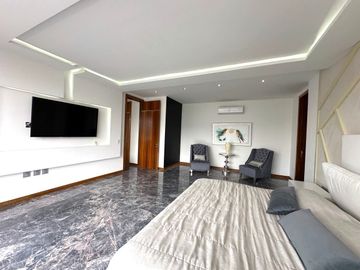 Casa Inteligente en Venta con Alberca, Ayamonte, Zapopan, Campo de golf.