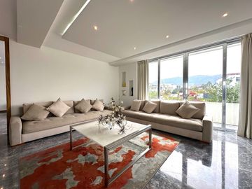 Casa Inteligente en Venta con Alberca, Ayamonte, Zapopan, Campo de golf.