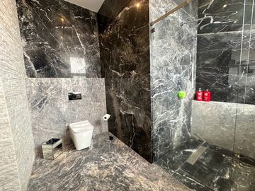 Casa Inteligente en Venta con Alberca, Ayamonte, Zapopan, Campo de golf.