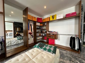 Casa Inteligente en Venta con Alberca, Ayamonte, Zapopan, Campo de golf.