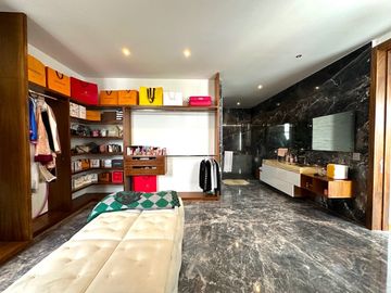 Casa Inteligente en Venta con Alberca, Ayamonte, Zapopan, Campo de golf.