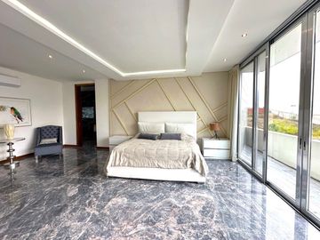 Casa Inteligente en Venta con Alberca, Ayamonte, Zapopan, Campo de golf.