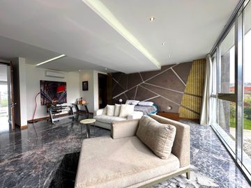 Casa Inteligente en Venta con Alberca, Ayamonte, Zapopan, Campo de golf.