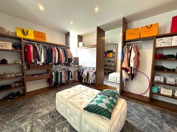 Casa Inteligente en Venta con Alberca, Ayamonte, Zapopan, Campo de golf.