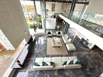 Casa Inteligente en Venta con Alberca, Ayamonte, Zapopan, Campo de golf.
