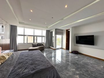 Casa Inteligente en Venta con Alberca, Ayamonte, Zapopan, Campo de golf.