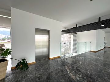 Casa Inteligente en Venta con Alberca, Ayamonte, Zapopan, Campo de golf.
