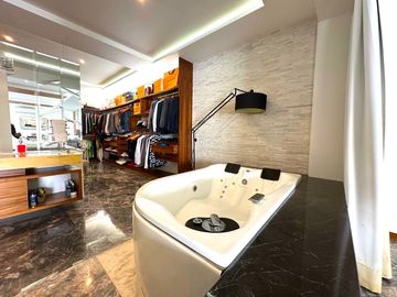 Casa Inteligente en Venta con Alberca, Ayamonte, Zapopan, Campo de golf.