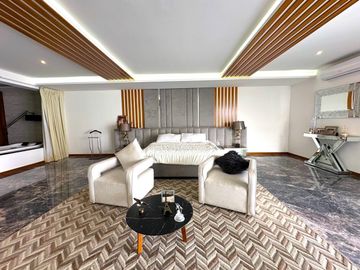 Casa Inteligente en Venta con Alberca, Ayamonte, Zapopan, Campo de golf.