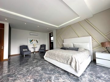 Casa Inteligente en Venta con Alberca, Ayamonte, Zapopan, Campo de golf.