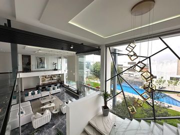 Casa Inteligente en Venta con Alberca, Ayamonte, Zapopan, Campo de golf.