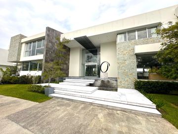 Casa Inteligente en Venta con Alberca, Ayamonte, Zapopan, Campo de golf.