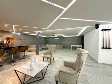Casa Inteligente en Venta con Alberca, Ayamonte, Zapopan, Campo de golf.